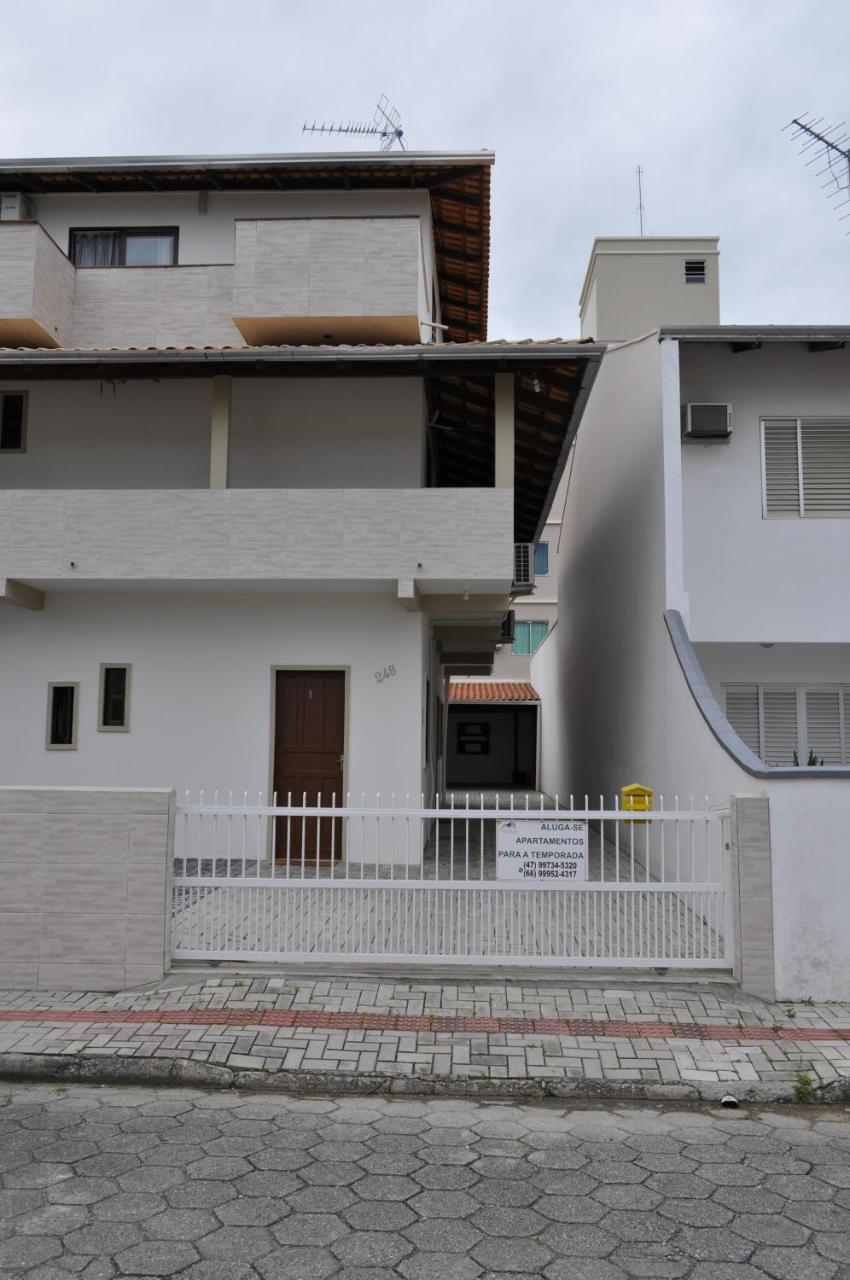 Apartamentos Bombinhas - 140 Metros Da Praia Bagian luar foto