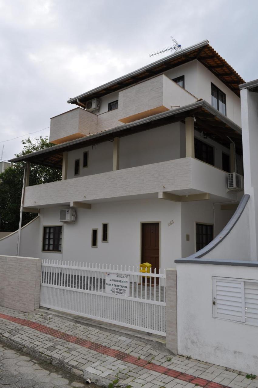 Apartamentos Bombinhas - 140 Metros Da Praia Bagian luar foto